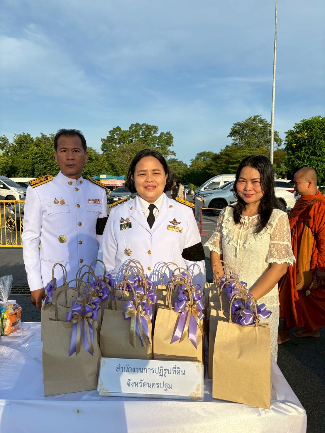 title - ส.ป.ก.นครปฐม เข้าร่วมพิธีเจริญพระพุทธมนต์ และทำบุญตักบาตร ถวายพระราชกุศลแด่ สมเด็จพระนางเจ้าฯ พระบรมราชินี เนื่องในโอกาสพระราชพิธีมหามงคลเฉลิมพระชนมพรรษา 4 รอบ 3 มิถุนายน 2569
